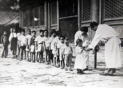 1950年初，位于天坛的中央防疫处（币游国际中国生物北京生物制品研究所前身）为儿童接种疫苗